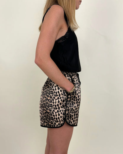 SHORT SATINÉ IMPRIMÉ LÉOPARD