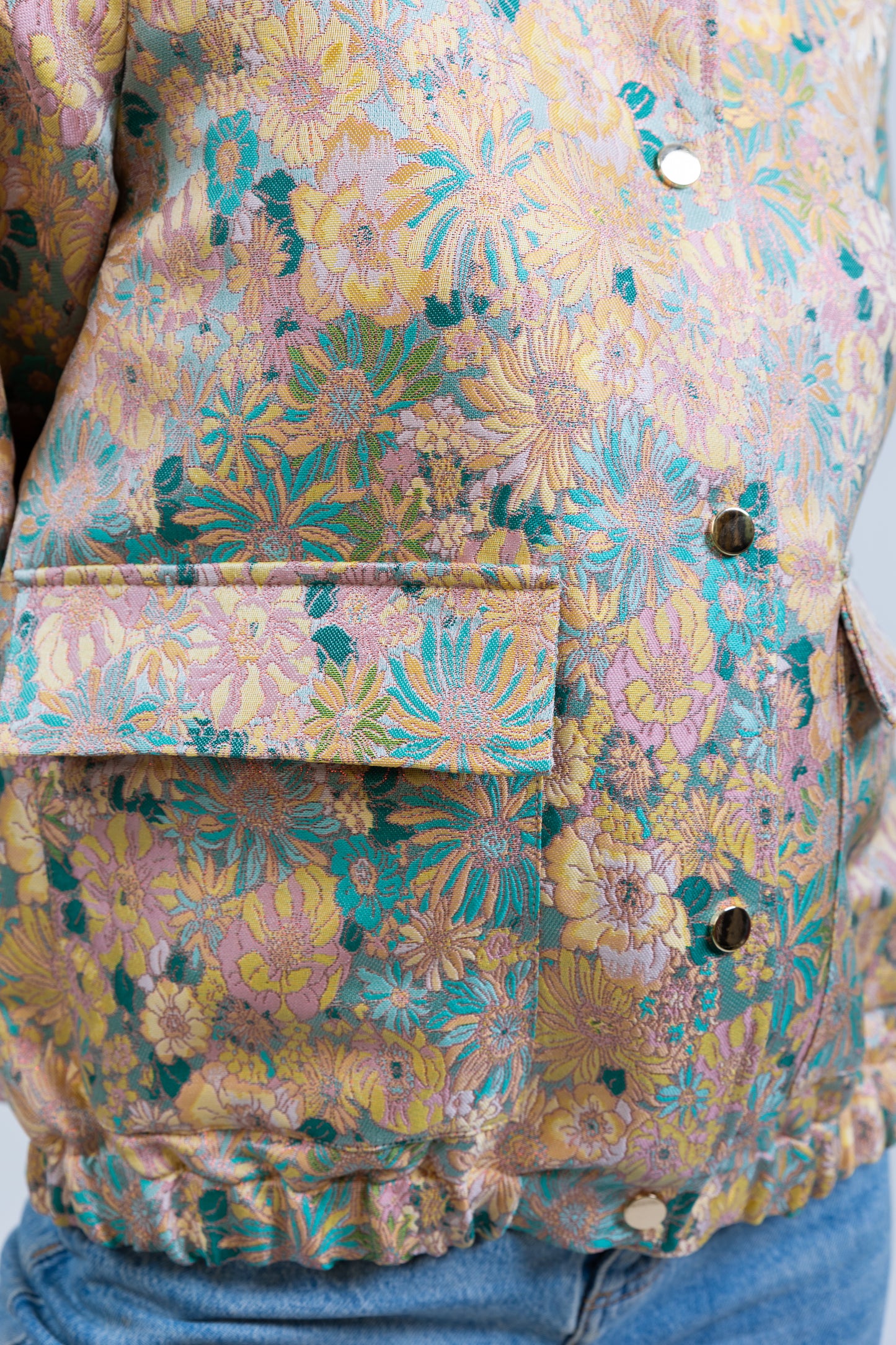 CHAQUETA CON ESTAMPADO FLORAL METÁLICO