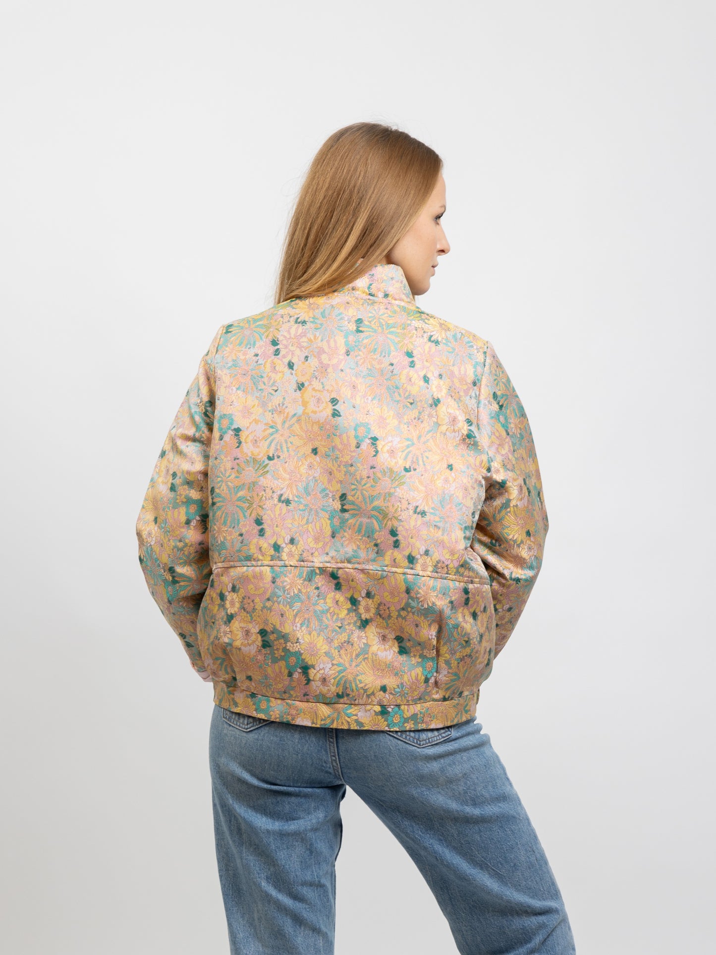 CHAQUETA CON ESTAMPADO FLORAL METÁLICO