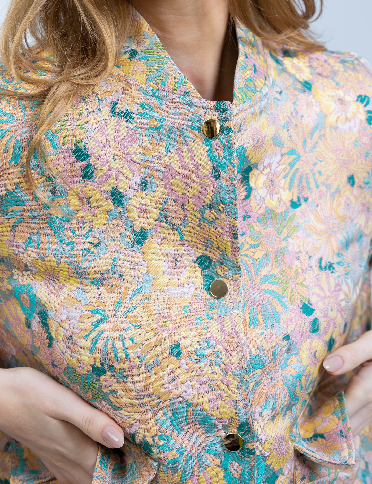 CHAQUETA CON ESTAMPADO FLORAL METÁLICO