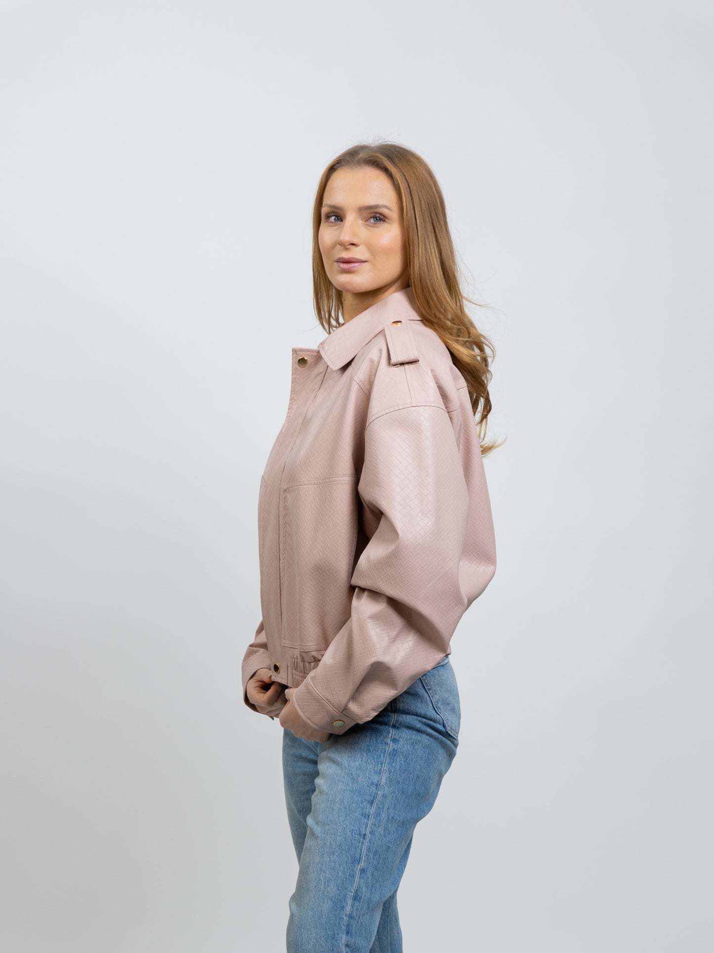 CHAQUETA DE CUERO SINTÉTICO CON ESTAMPADO TRENZADO