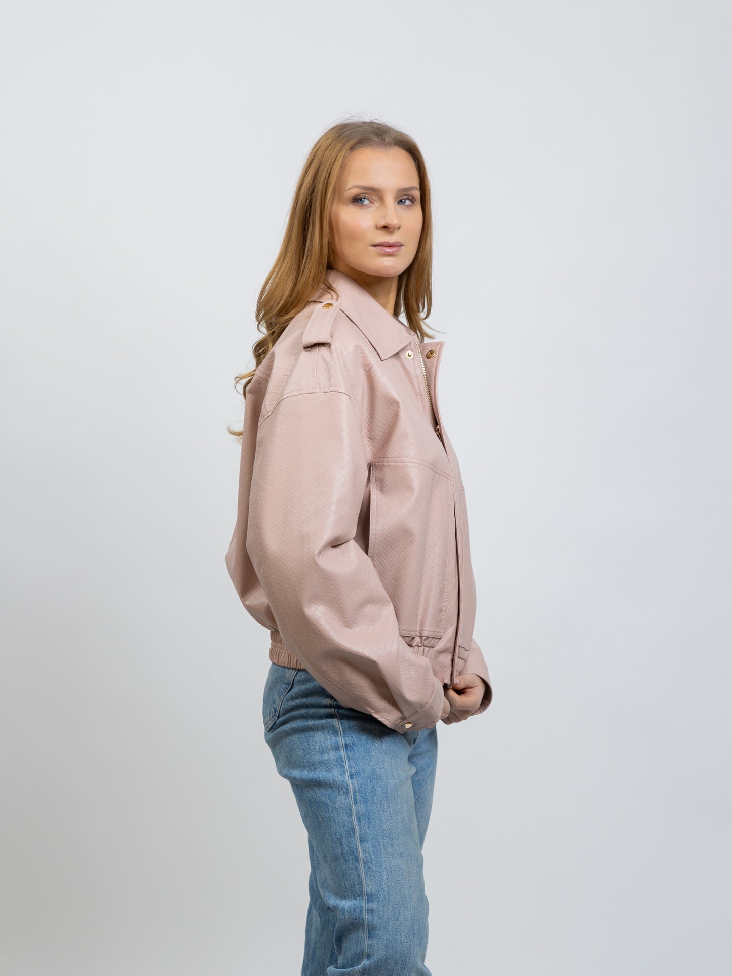 CHAQUETA DE CUERO SINTÉTICO CON ESTAMPADO TRENZADO