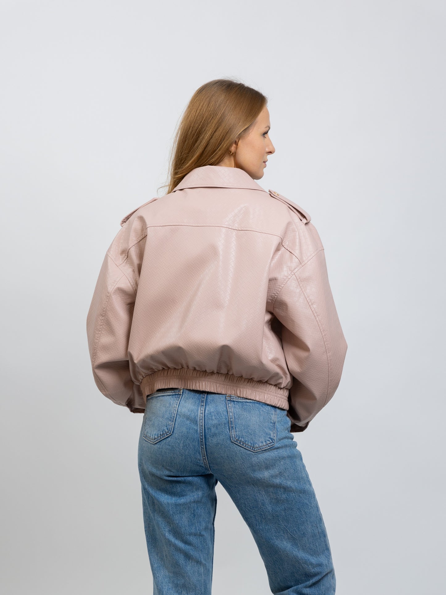 CHAQUETA DE CUERO SINTÉTICO CON ESTAMPADO TRENZADO