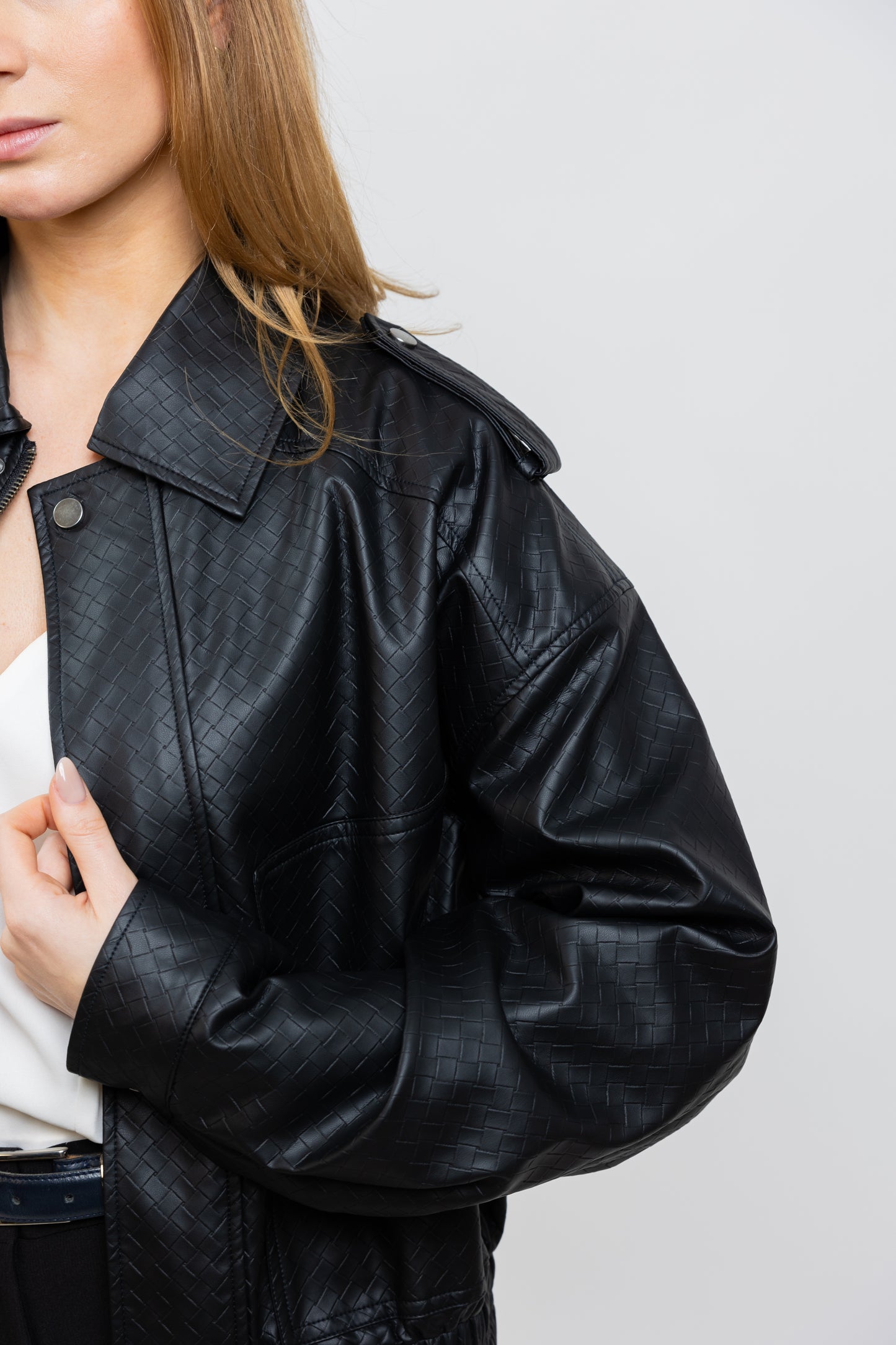 CHAQUETA DE CUERO SINTÉTICO CON ESTAMPADO TRENZADO