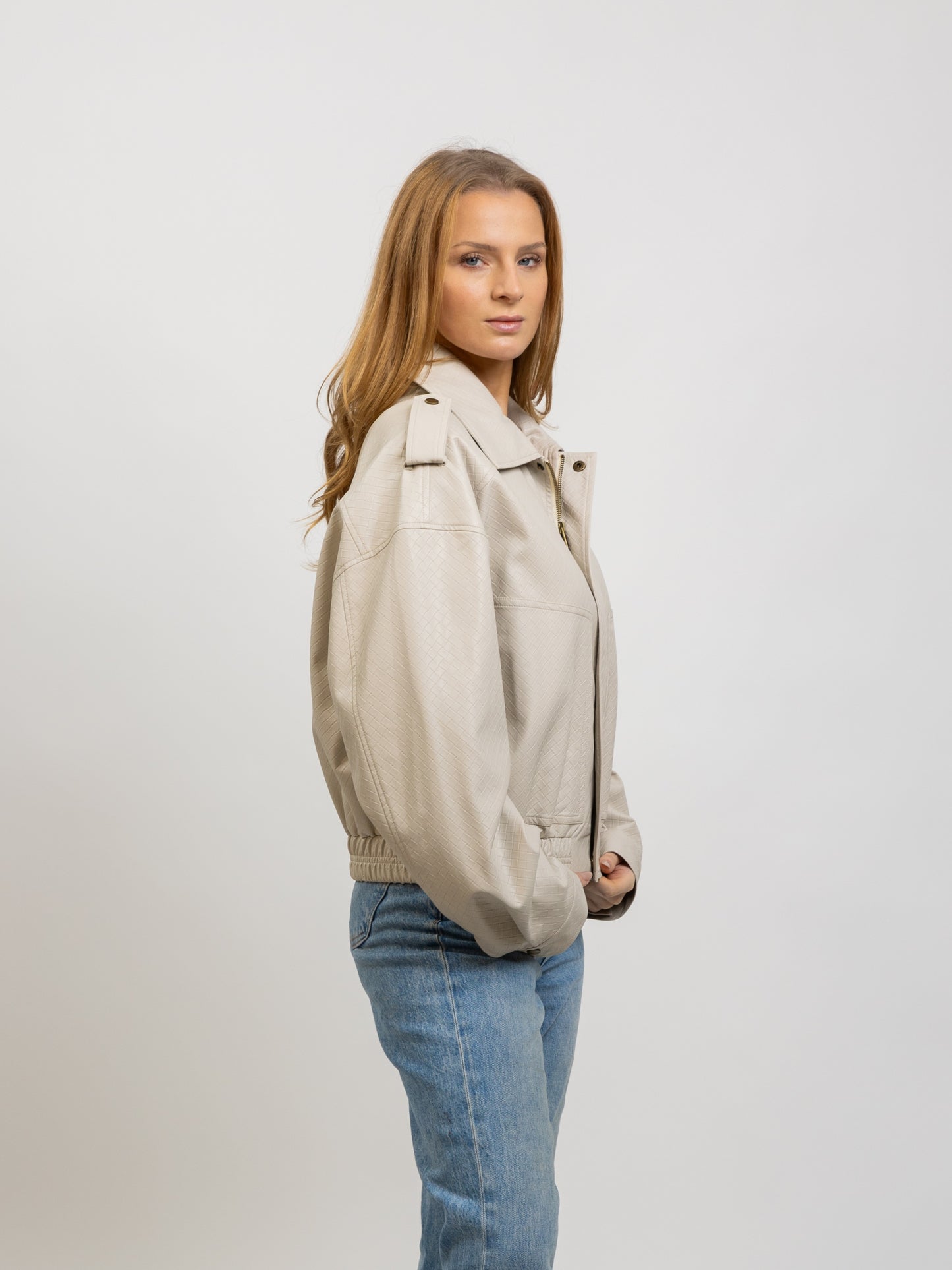 CHAQUETA DE CUERO SINTÉTICO CON ESTAMPADO TRENZADO