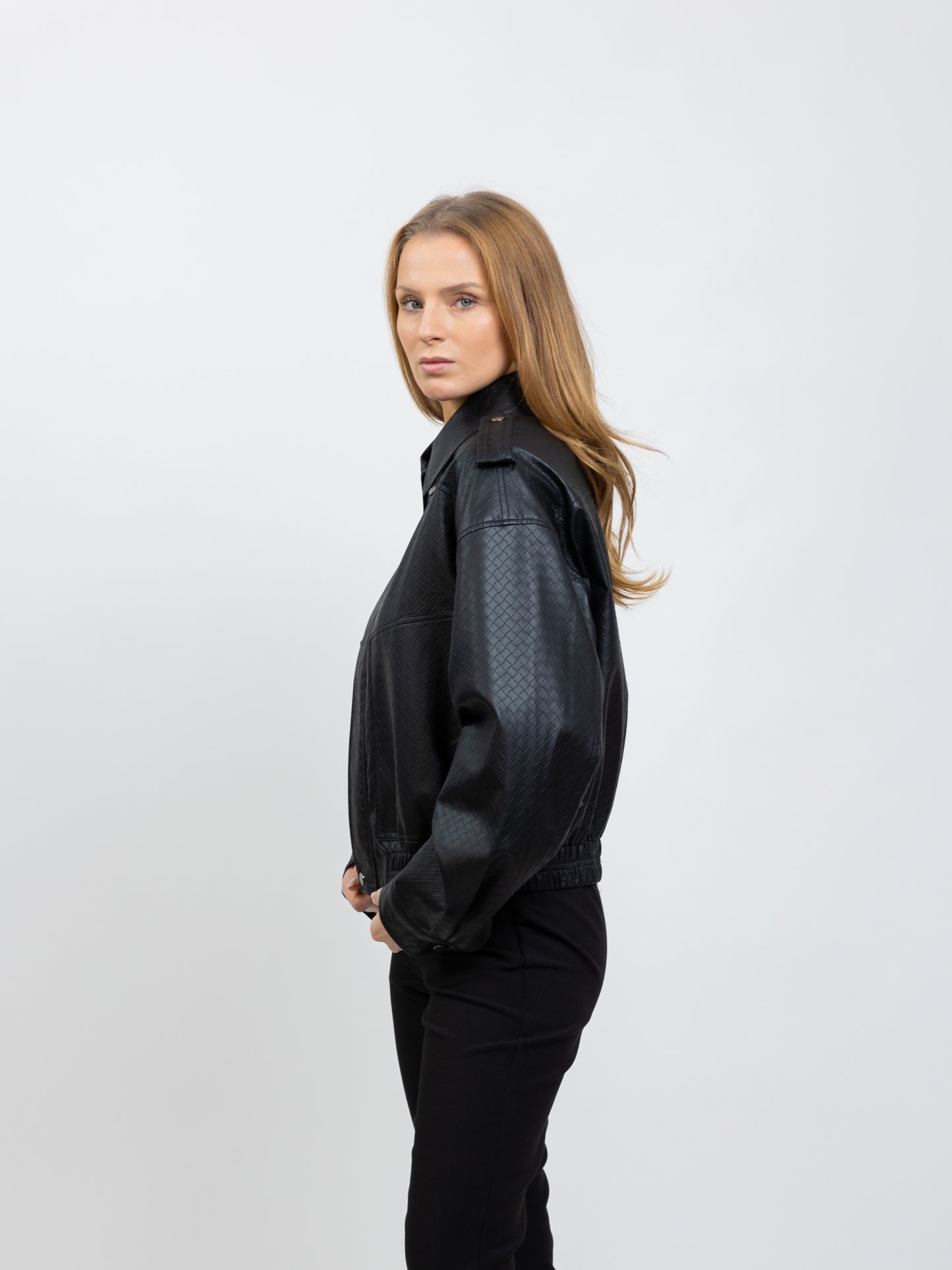 CHAQUETA DE CUERO SINTÉTICO CON ESTAMPADO TRENZADO