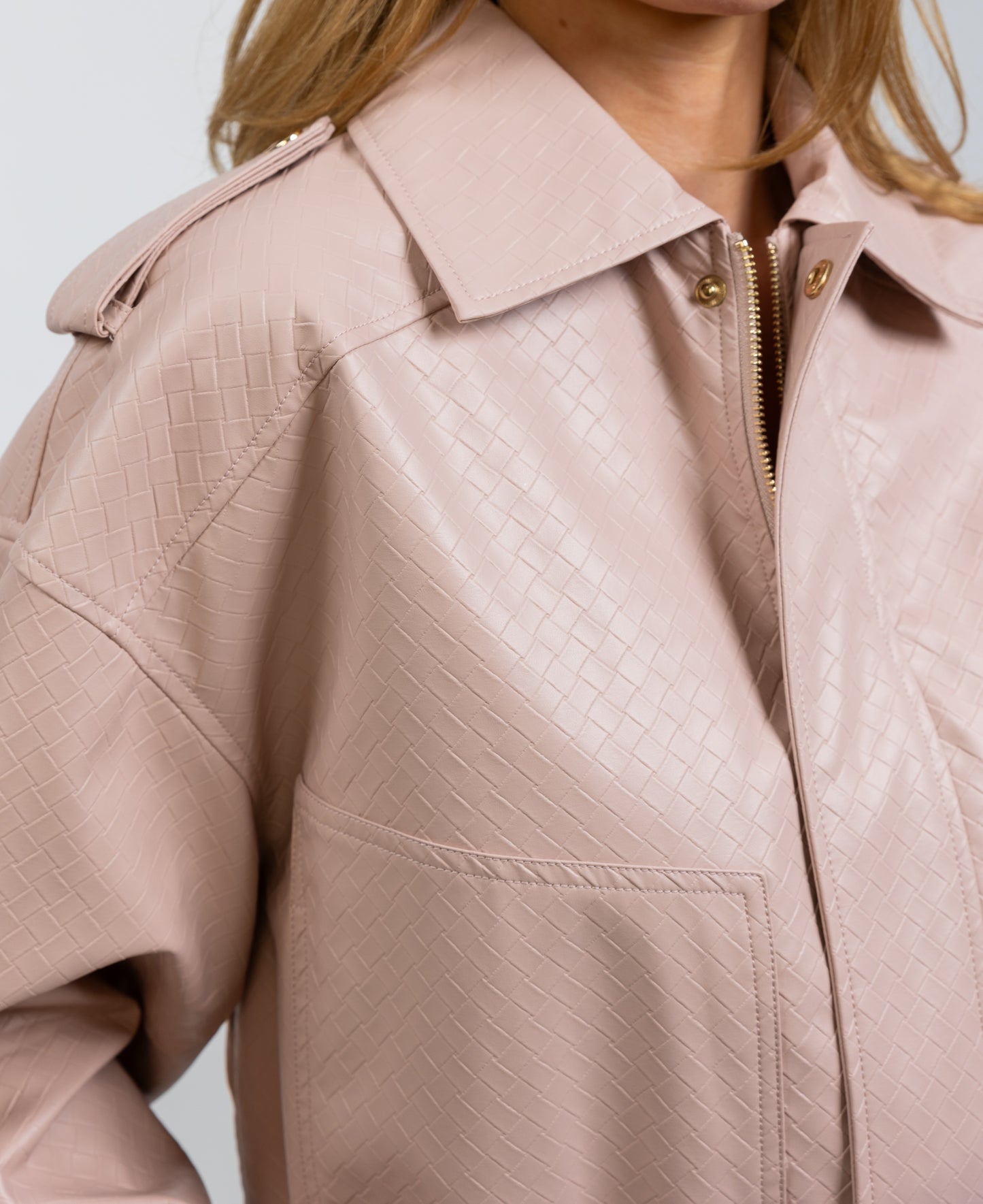 CHAQUETA DE CUERO SINTÉTICO CON ESTAMPADO TRENZADO