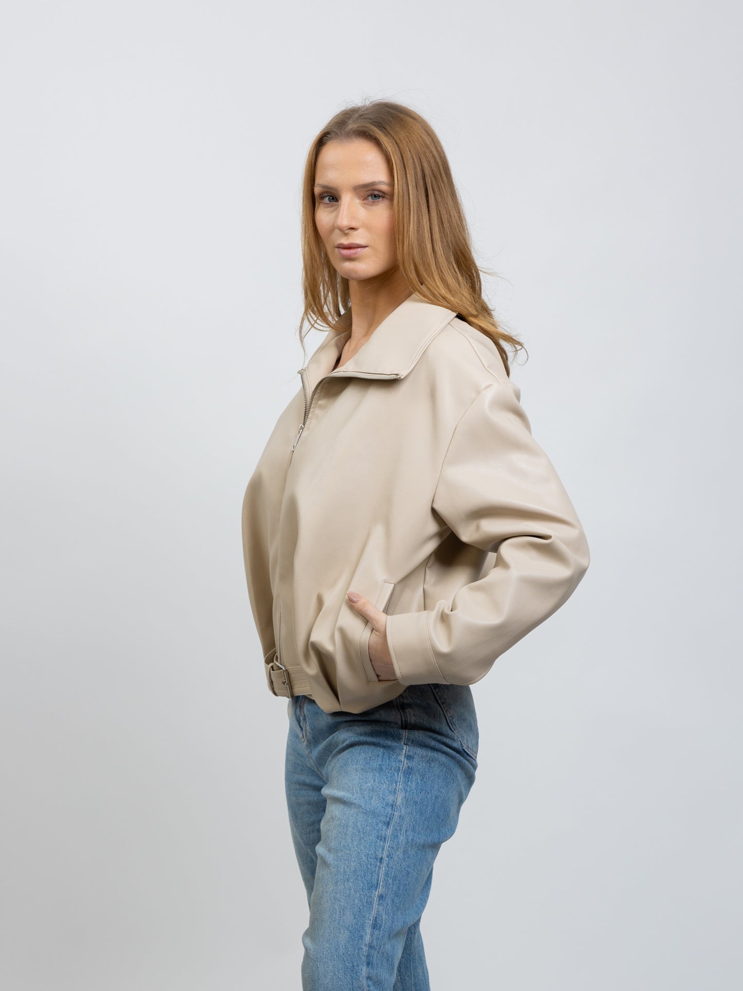 BLOUSON EN SIMILICUIR AVEC CEINTURE