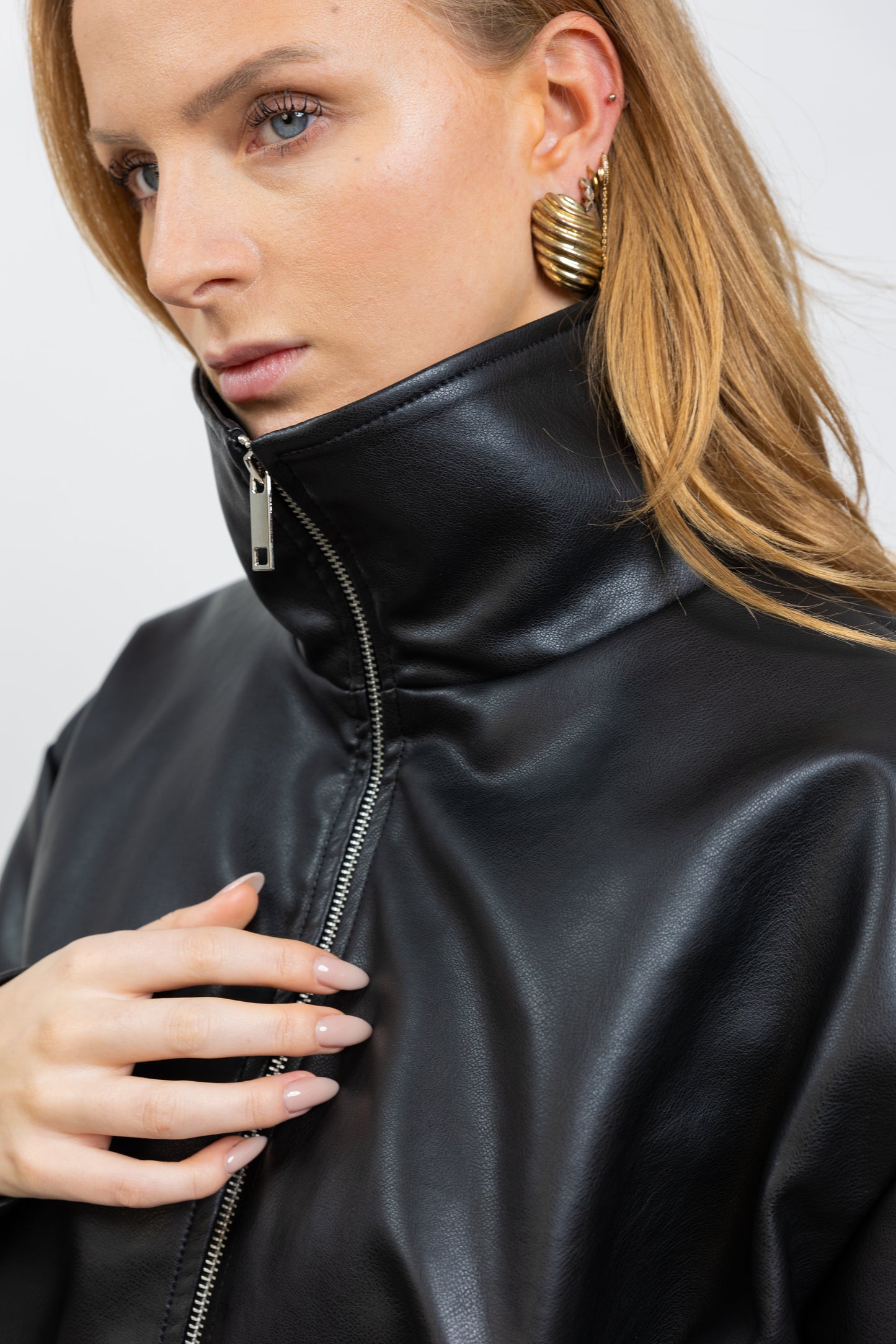 BLOUSON EN SIMILICUIR AVEC CEINTURE