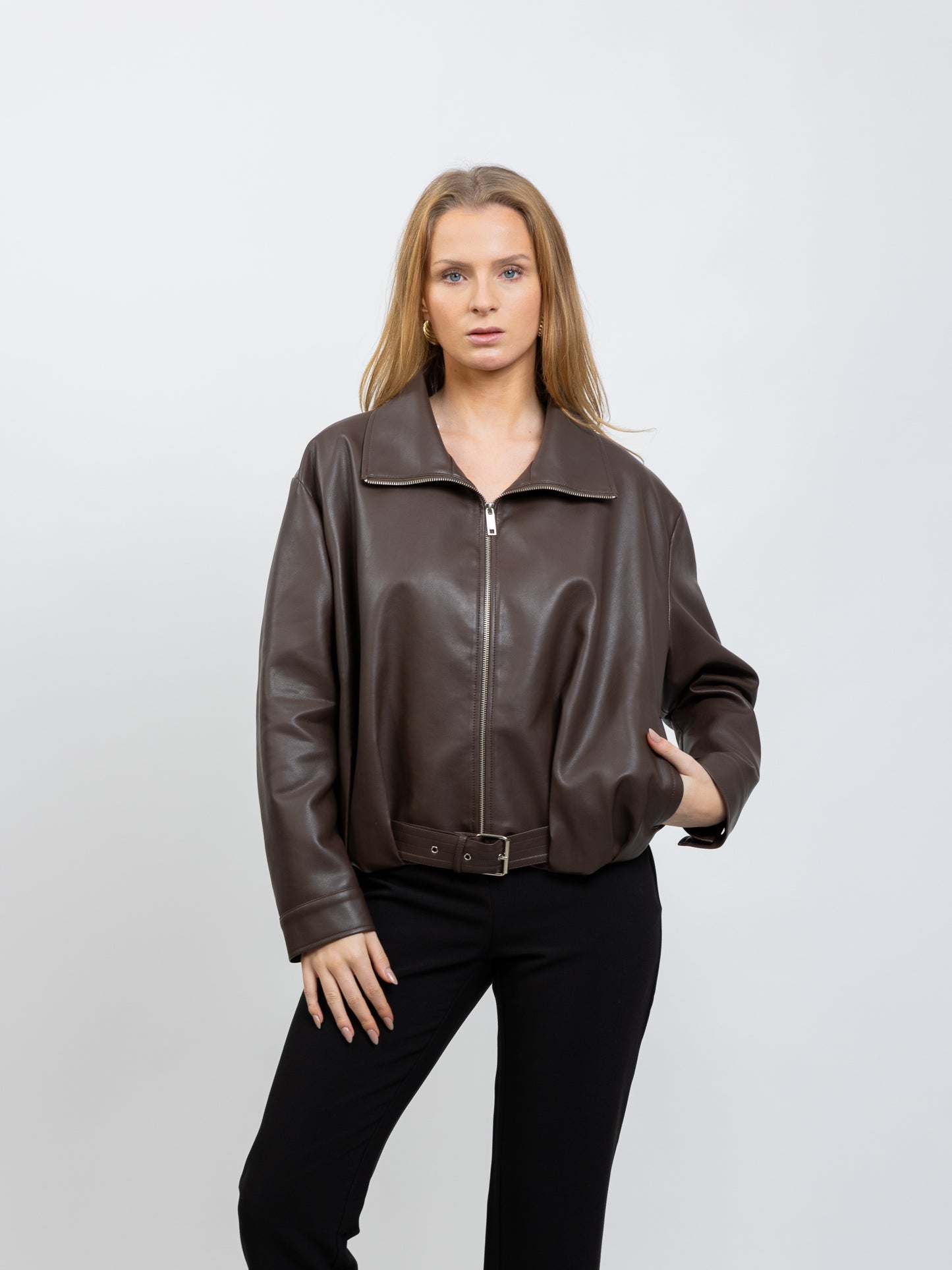 BLOUSON EN SIMILICUIR AVEC CEINTURE