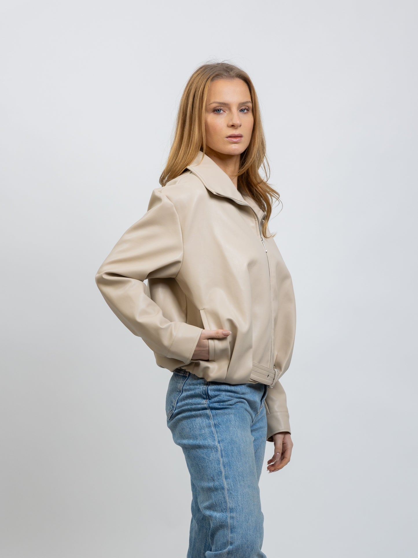 BLOUSON EN SIMILICUIR AVEC CEINTURE