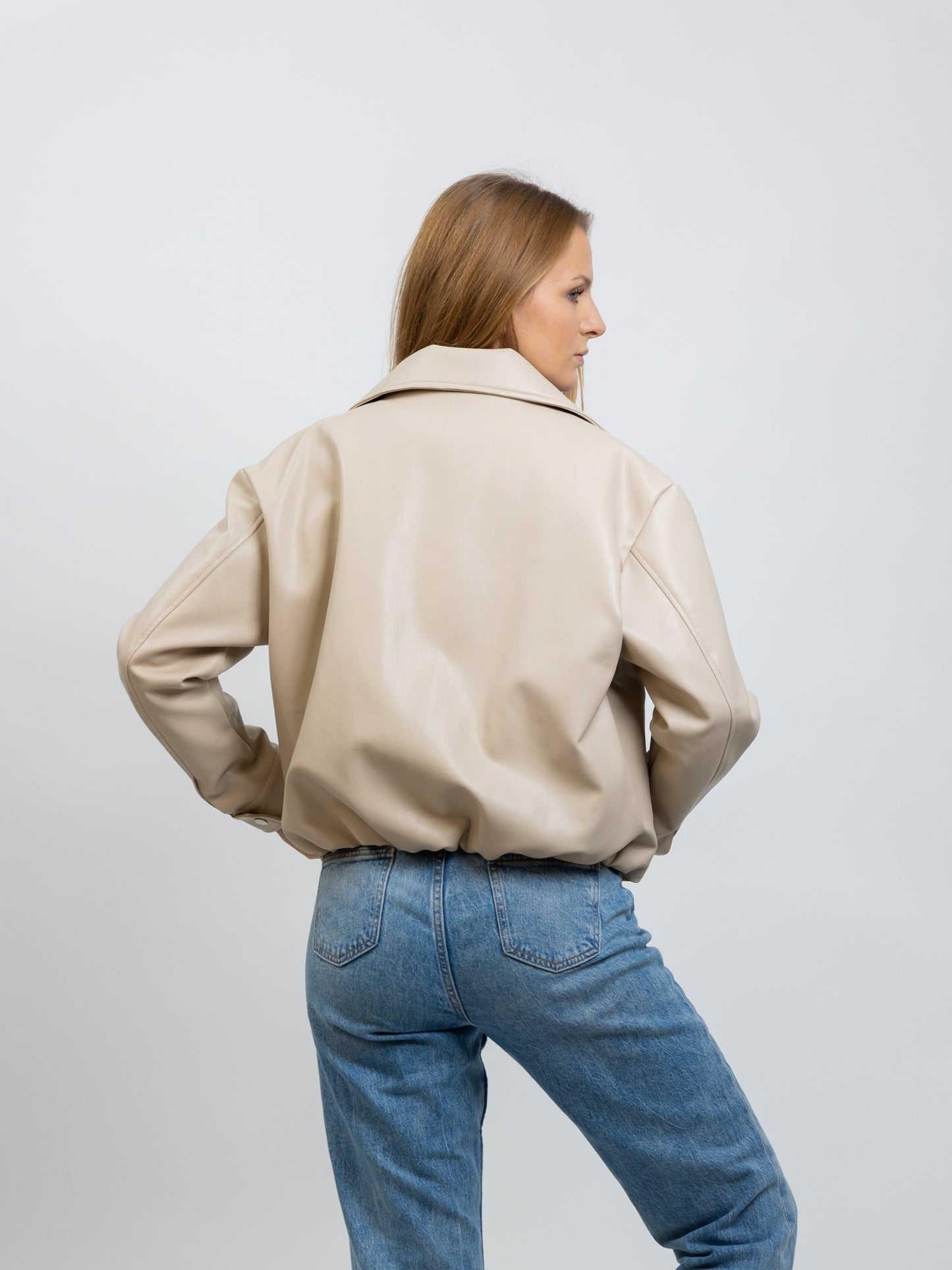 BLOUSON EN SIMILICUIR AVEC CEINTURE