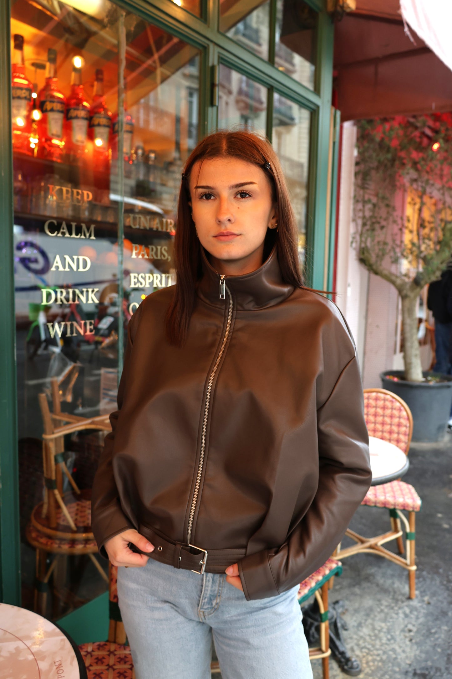 CHAQUETA DE CUERO SINTÉTICO CON CINTURÓN