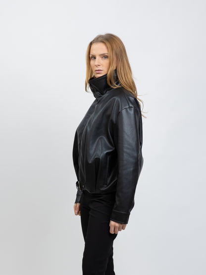 BLOUSON EN SIMILICUIR AVEC CEINTURE