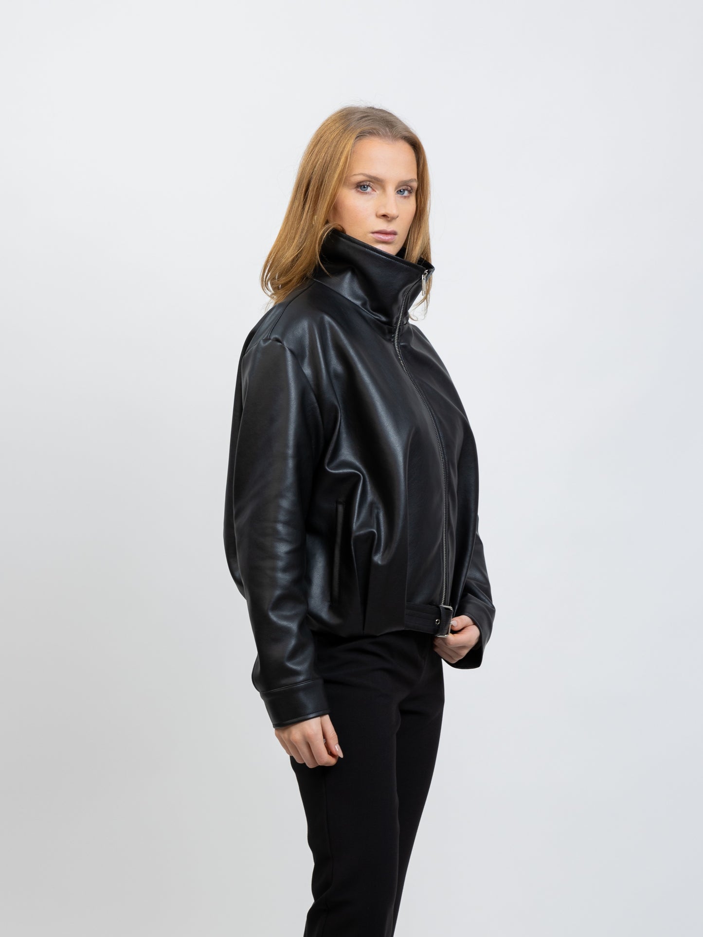 BLOUSON EN SIMILICUIR AVEC CEINTURE