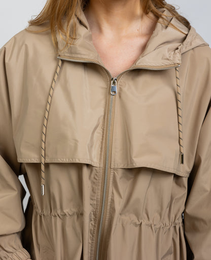 PARKA LIGERA CON CAPUCHA