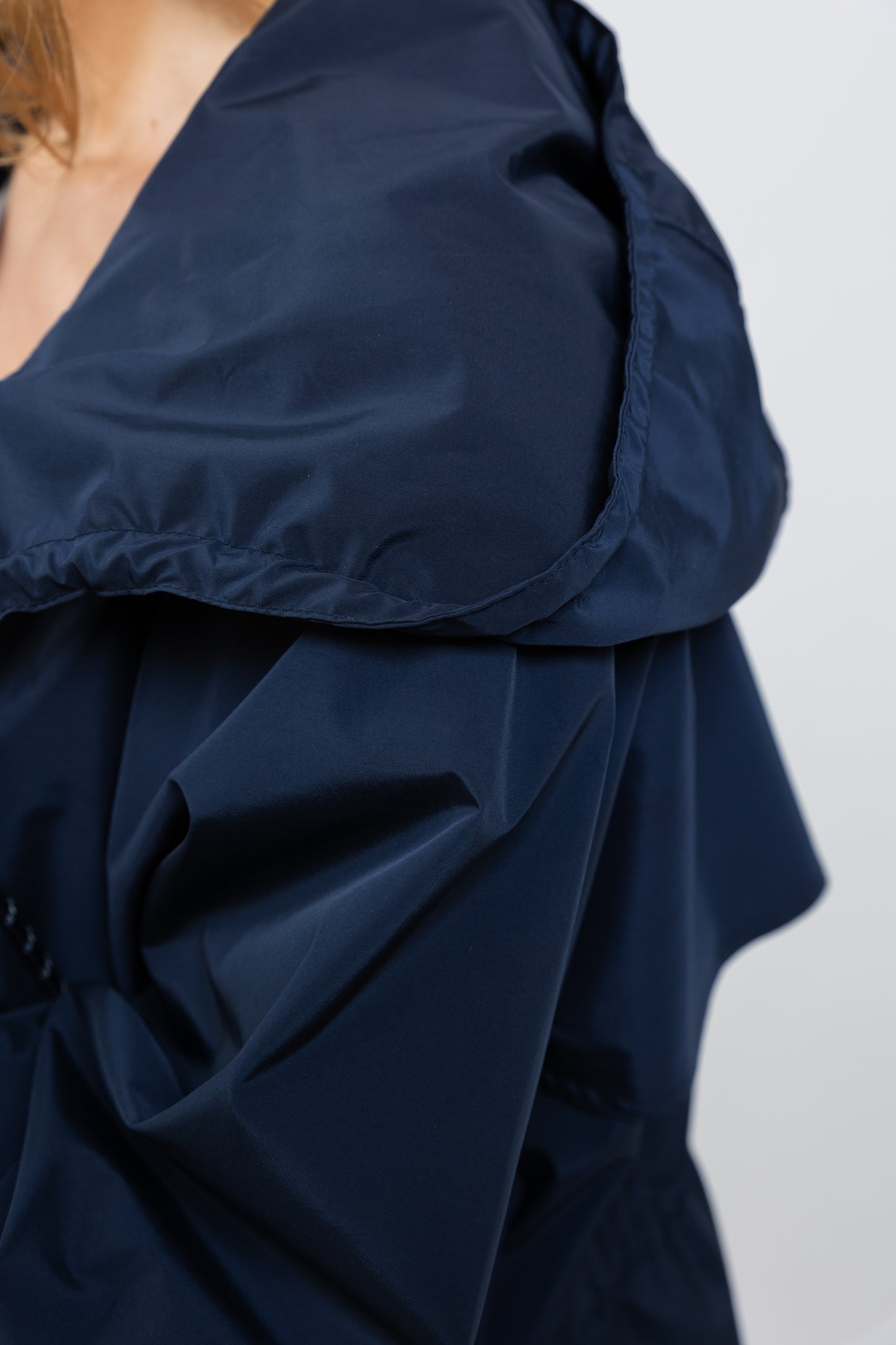 PARKA LIGERA CON CAPUCHA