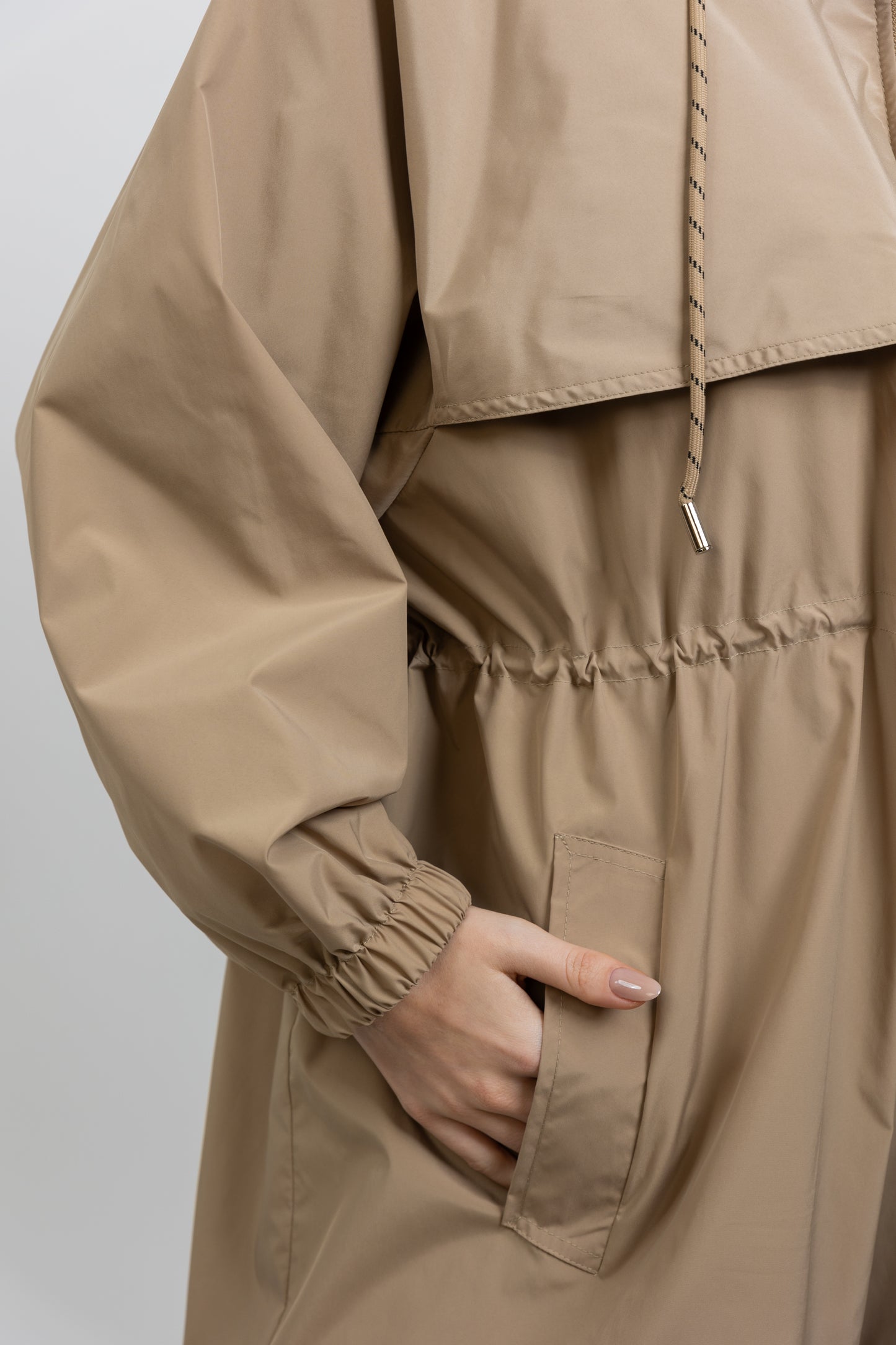 PARKA LIGERA CON CAPUCHA