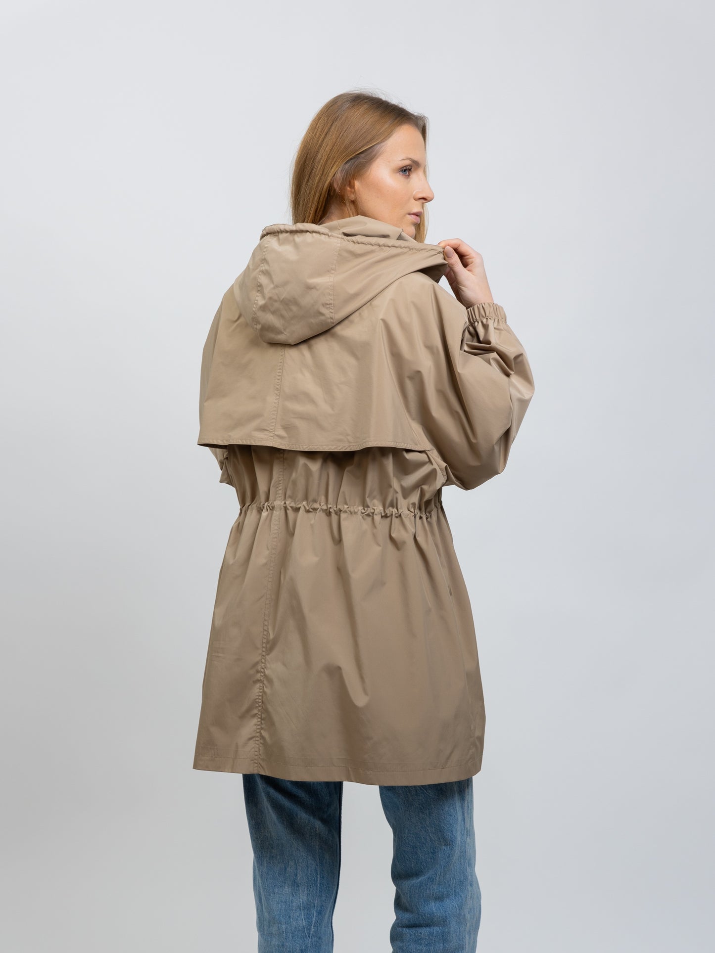 PARKA LIGERA CON CAPUCHA