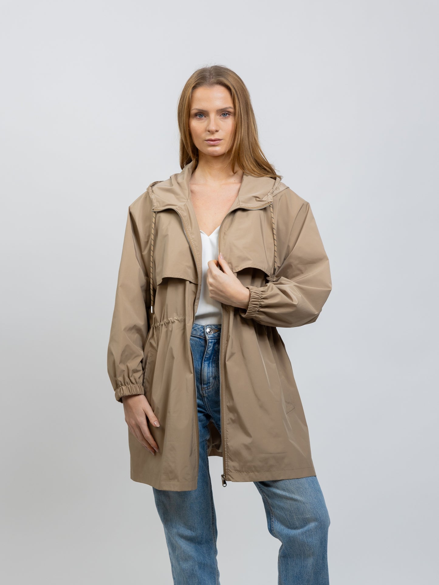 PARKA LIGERA CON CAPUCHA