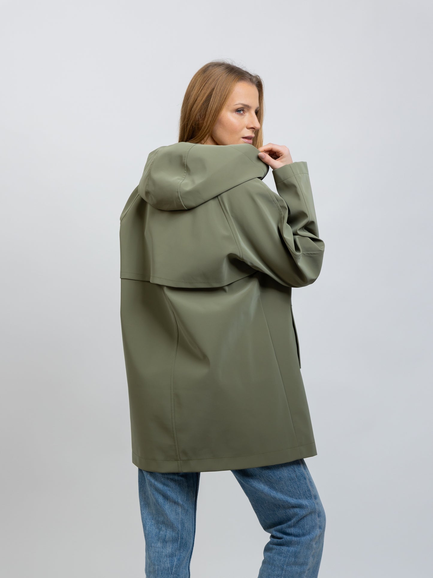 PARKA IMPERMEABLE CON CAPUCHA