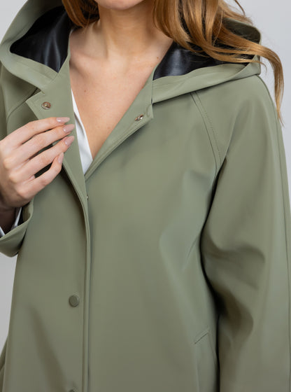 PARKA IMPERMEABLE CON CAPUCHA