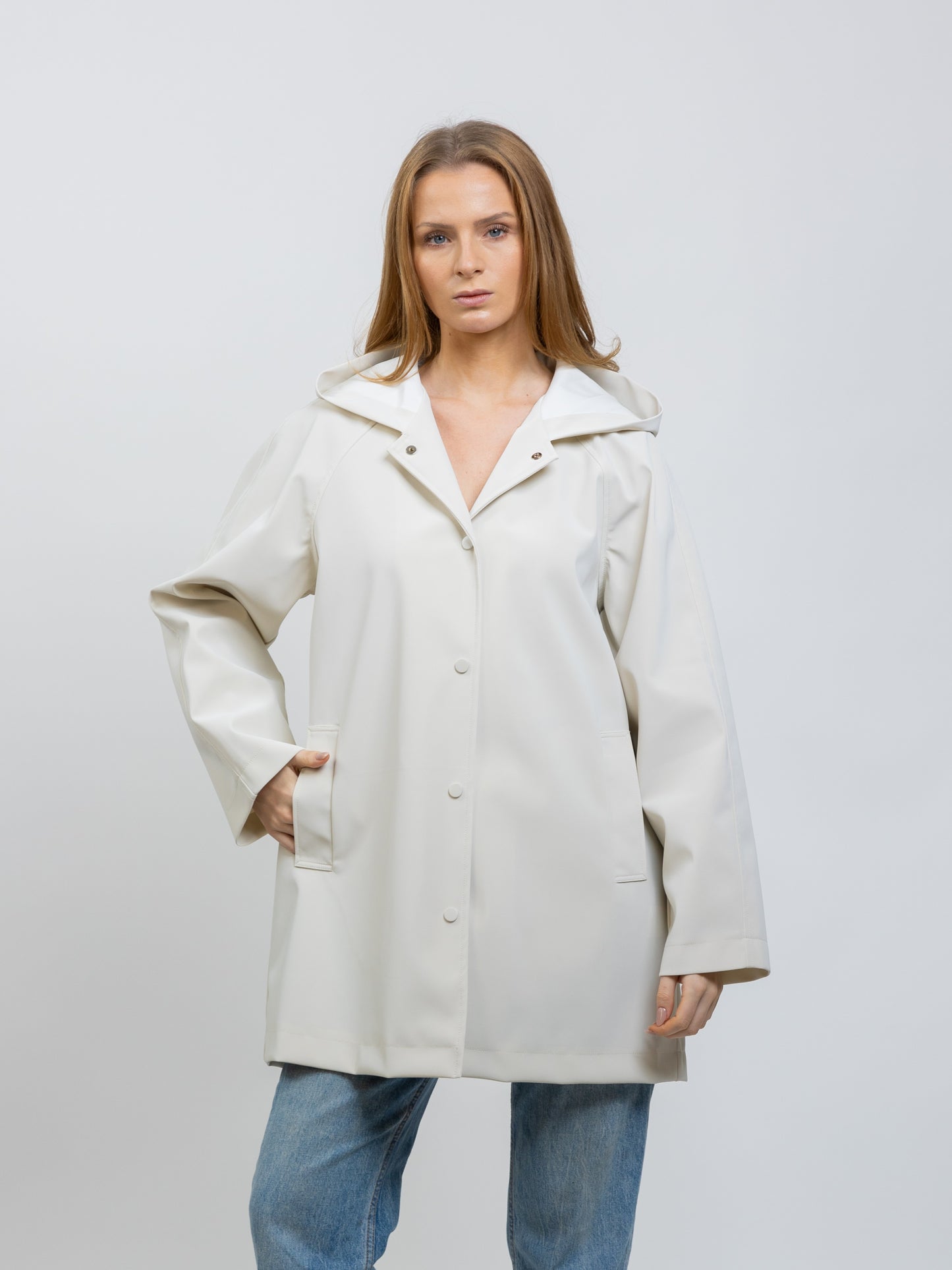 PARKA IMPERMEABLE CON CAPUCHA