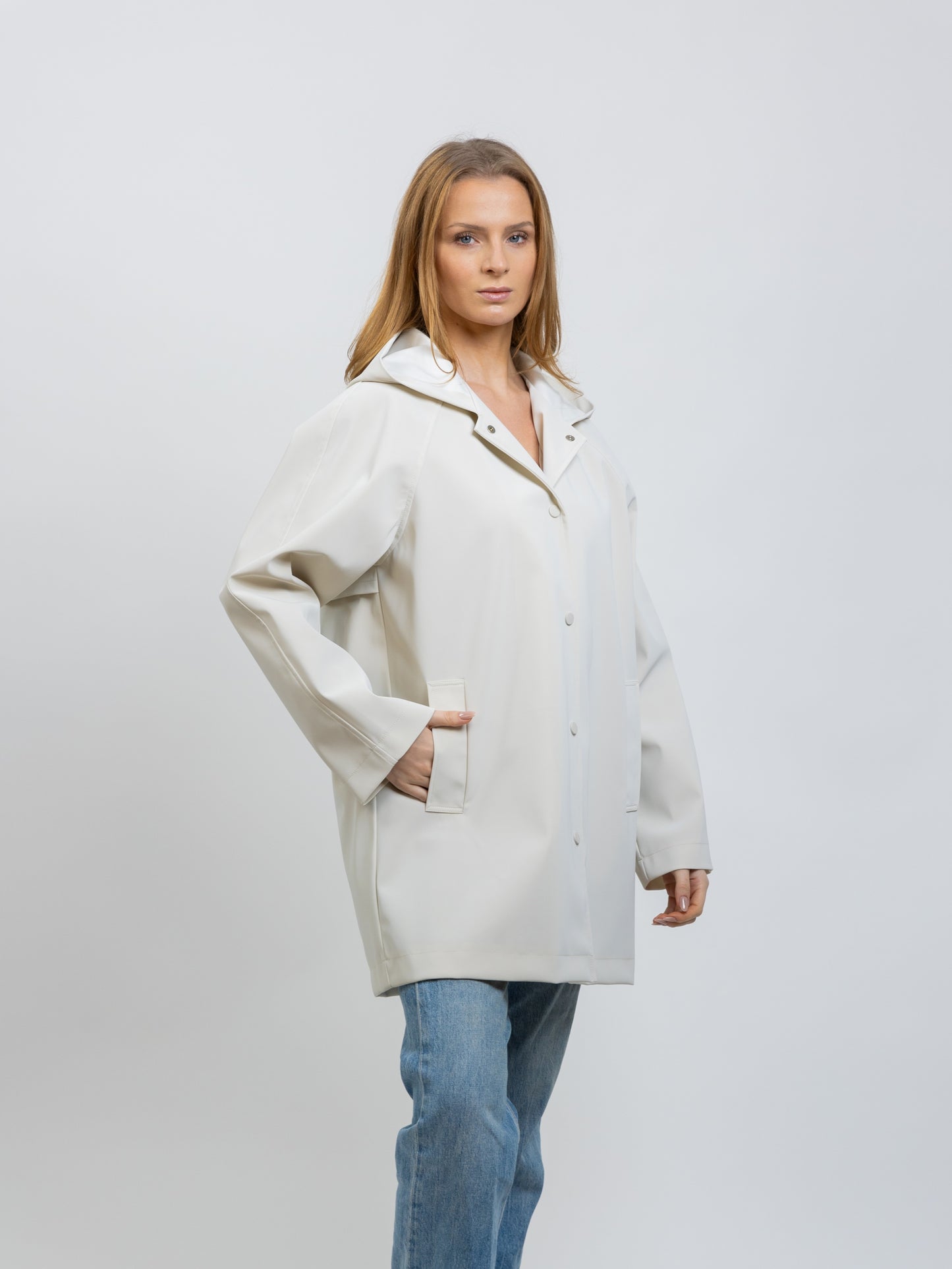 PARKA IMPERMEABLE CON CAPUCHA