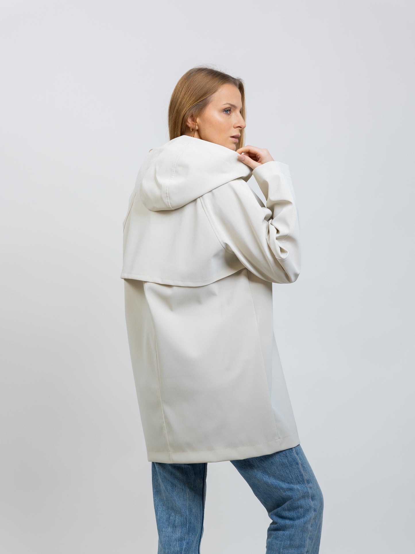 PARKA IMPERMEABLE CON CAPUCHA