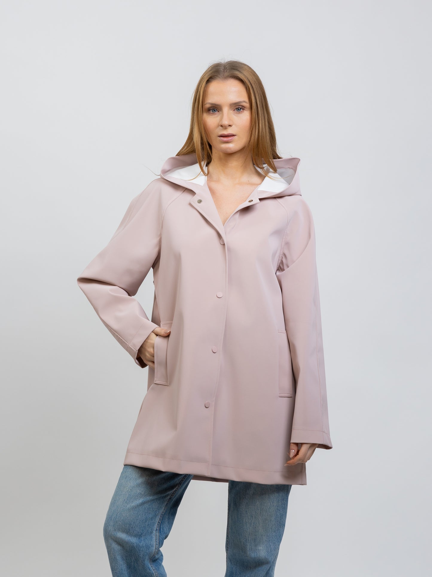 PARKA IMPERMEABLE CON CAPUCHA