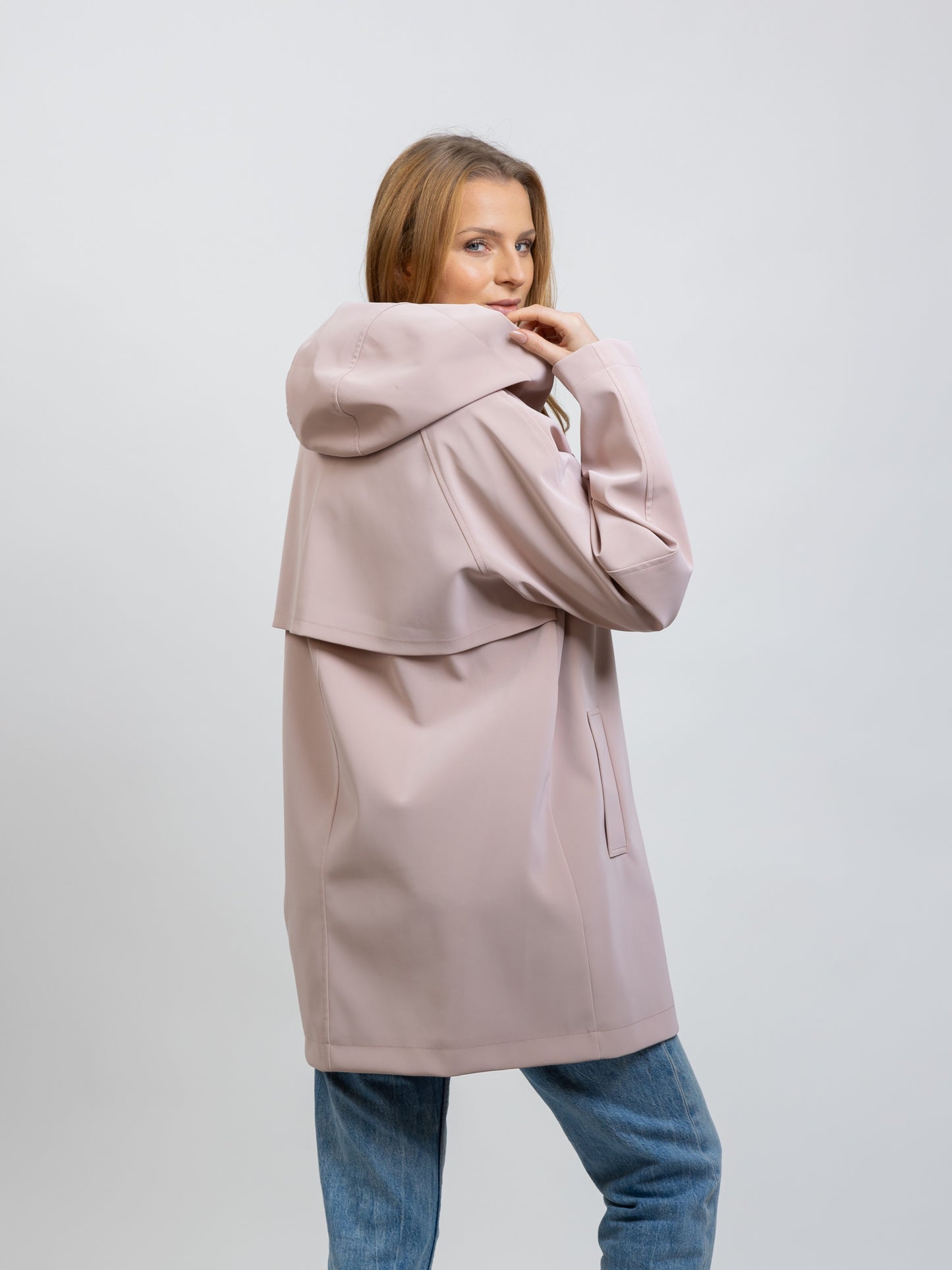 PARKA IMPERMEABLE CON CAPUCHA