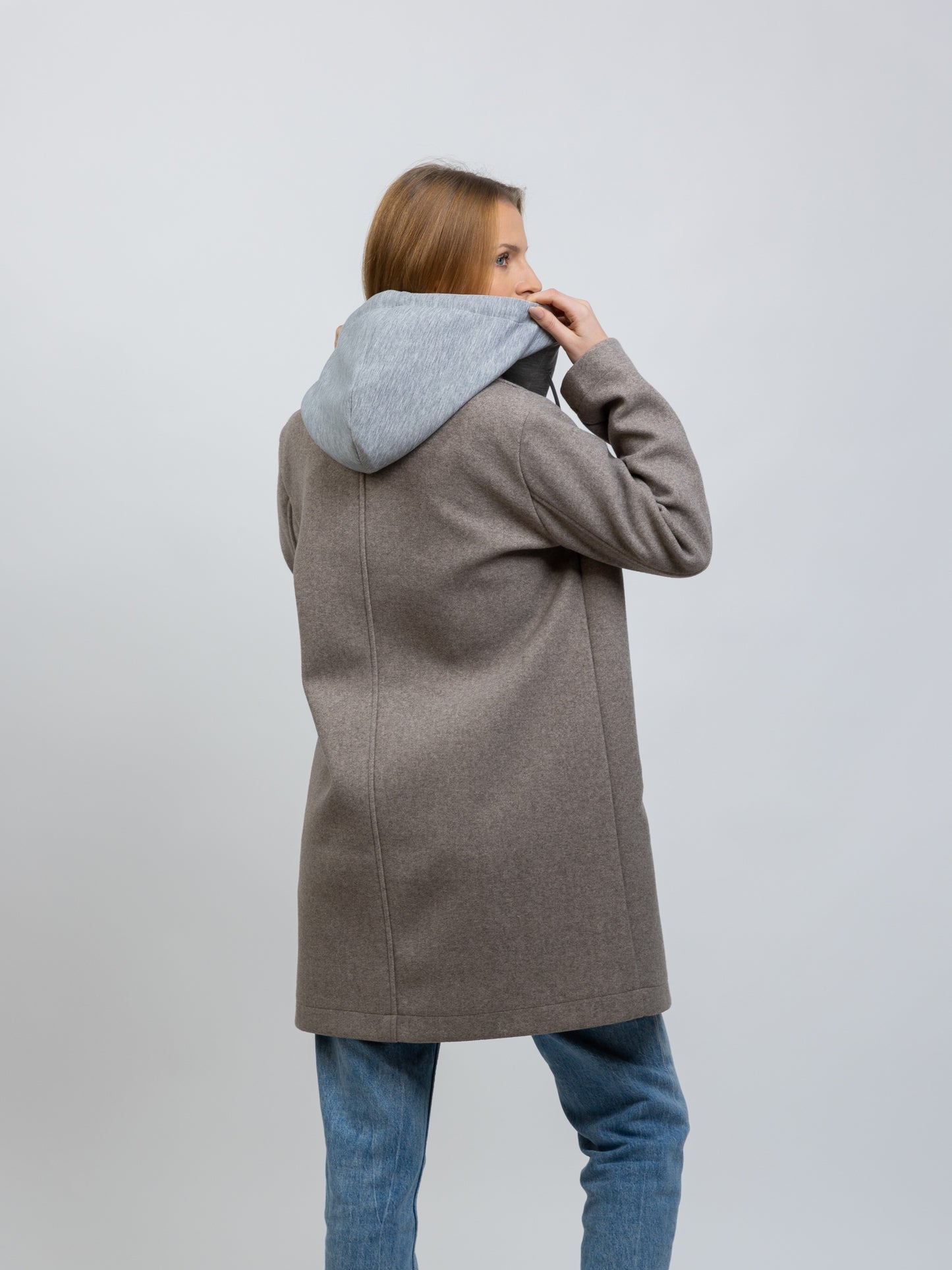 MANTEAU FAUX 2 PIÈCES AVEC CAPUCHE CONTRASTÉE