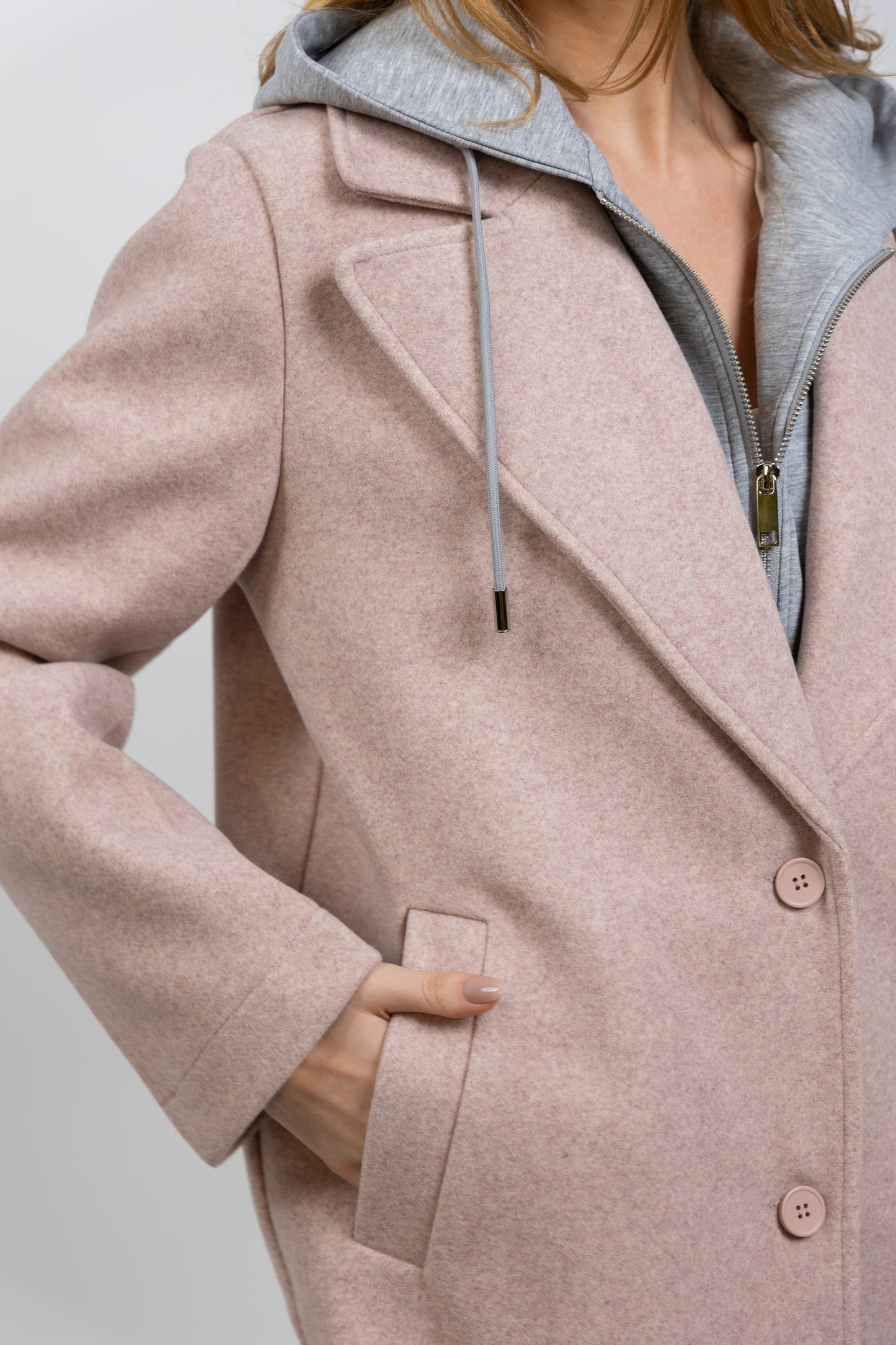 MANTEAU FAUX 2 PIÈCES AVEC CAPUCHE CONTRASTÉE