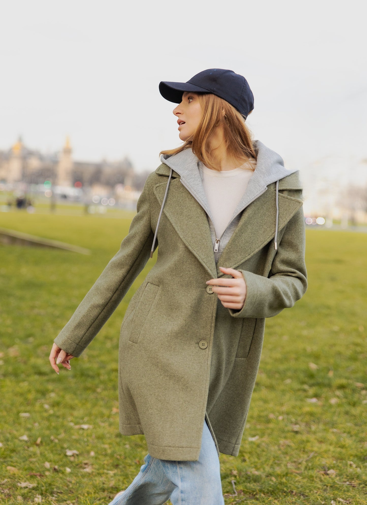 MANTEAU FAUX 2 PIÈCES AVEC CAPUCHE CONTRASTÉE