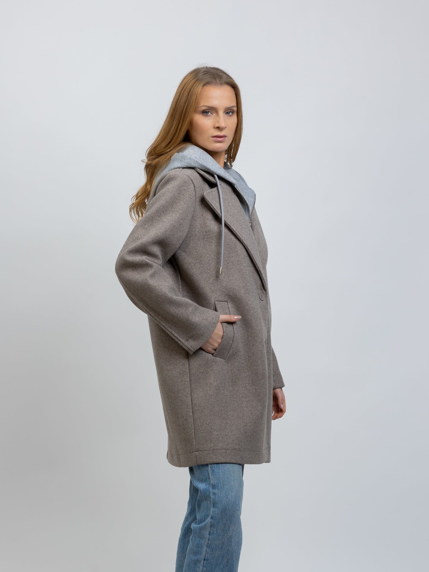 MANTEAU FAUX 2 PIÈCES AVEC CAPUCHE CONTRASTÉE