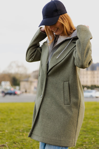 MANTEAU FAUX 2 PIÈCES AVEC CAPUCHE CONTRASTÉE