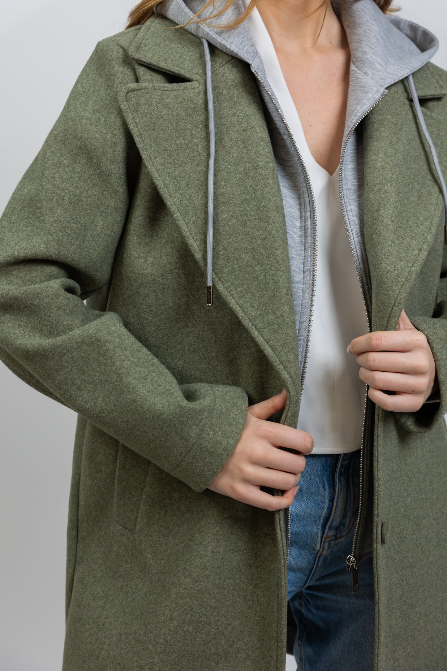 MANTEAU FAUX 2 PIÈCES AVEC CAPUCHE CONTRASTÉE