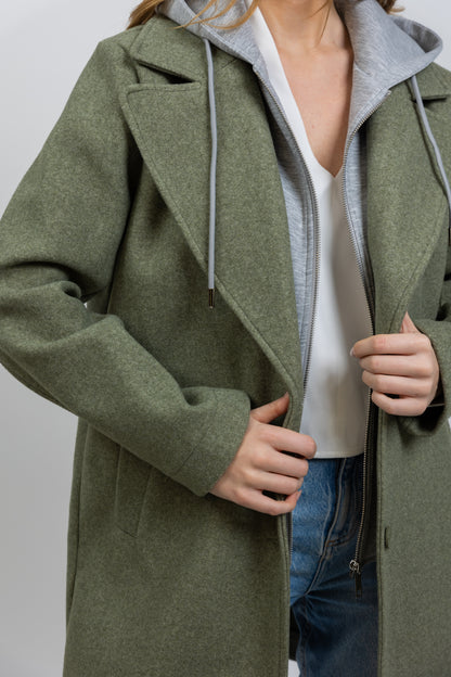 MANTEAU FAUX 2 PIÈCES AVEC CAPUCHE CONTRASTÉE