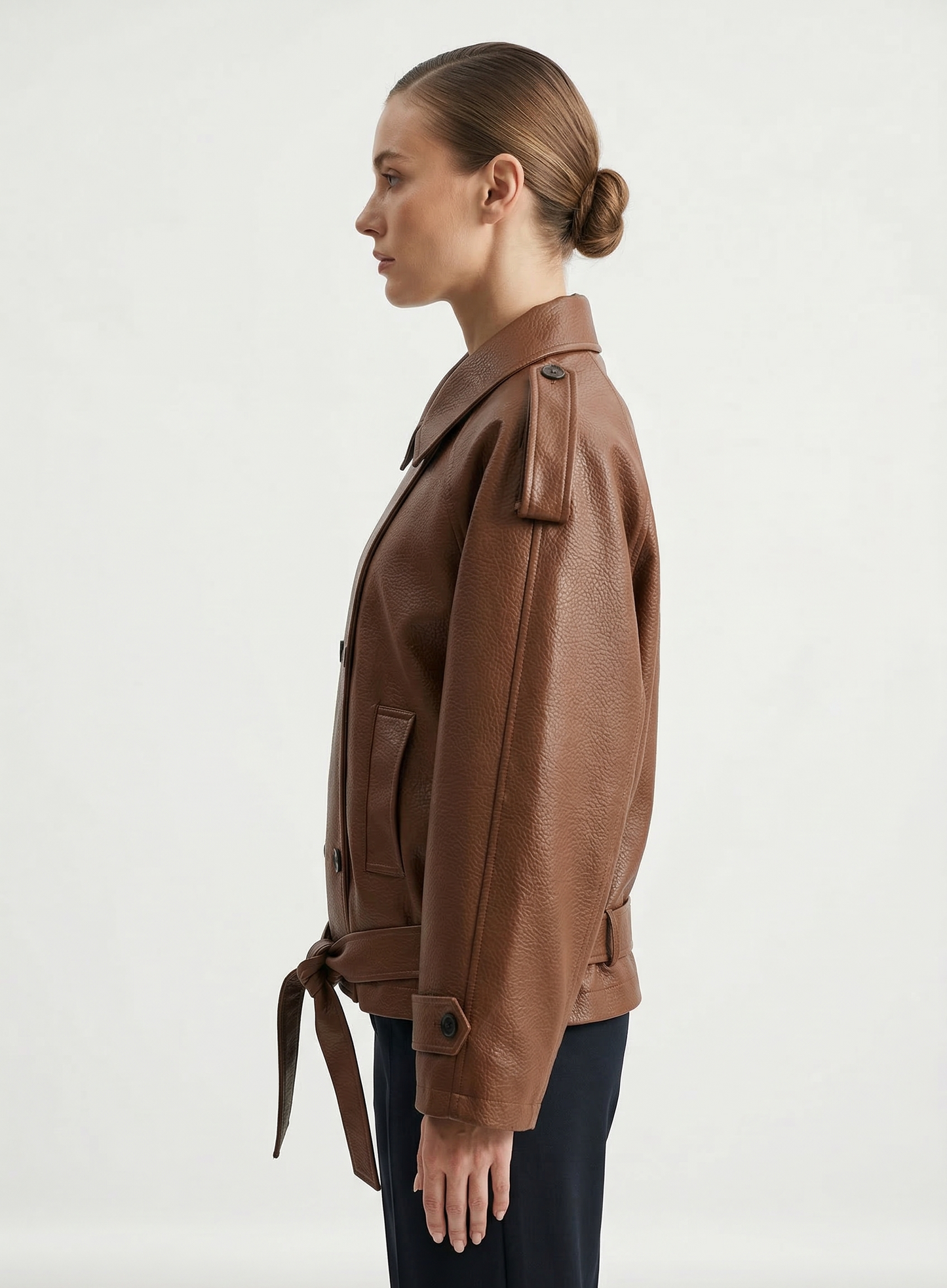 CHAQUETA EFECTO PIEL CON CINTURÓN