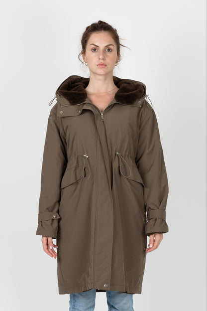 PARKA CON CAPUCHA DE PIEL SINTÉTICA