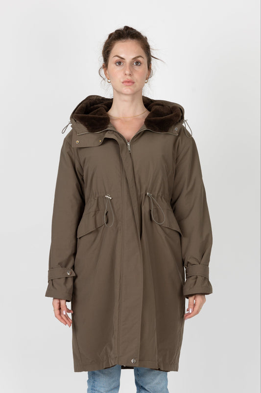 PARKA CON CAPUCHA DE PIEL SINTÉTICA