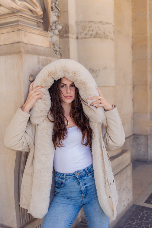 Parka con capucha de piel sintética