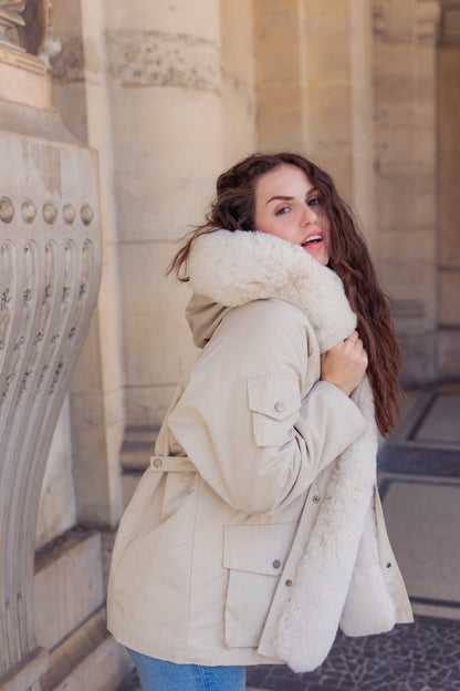 Parka con capucha de piel sintética