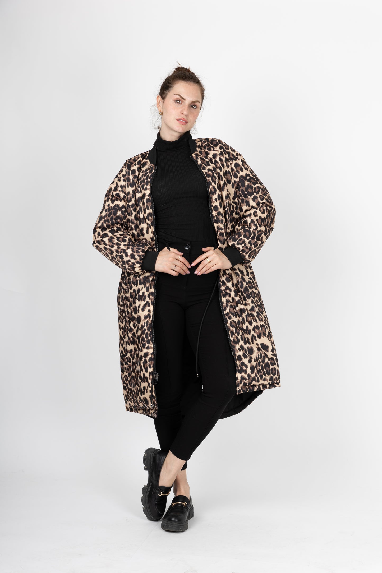 PARKA BOMBER LARGA REVERSIBLE CON INTERIOR DE LEOPARDO