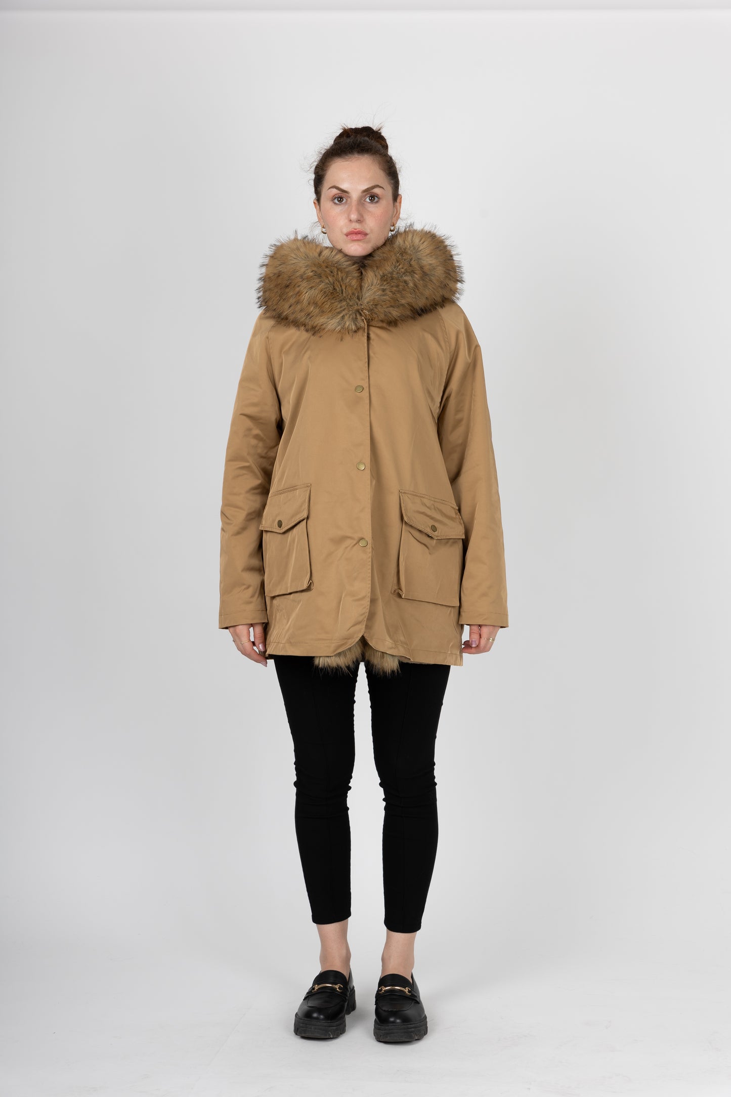 ABRIGO CON INTERIOR Y CUELLO DE PIEL SINTÉTICA