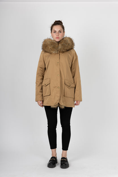 ABRIGO CON INTERIOR Y CUELLO DE PIEL SINTÉTICA