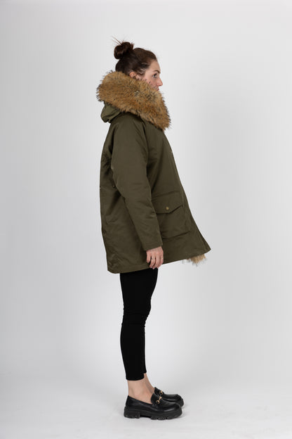 ABRIGO CON INTERIOR Y CUELLO DE PIEL SINTÉTICA