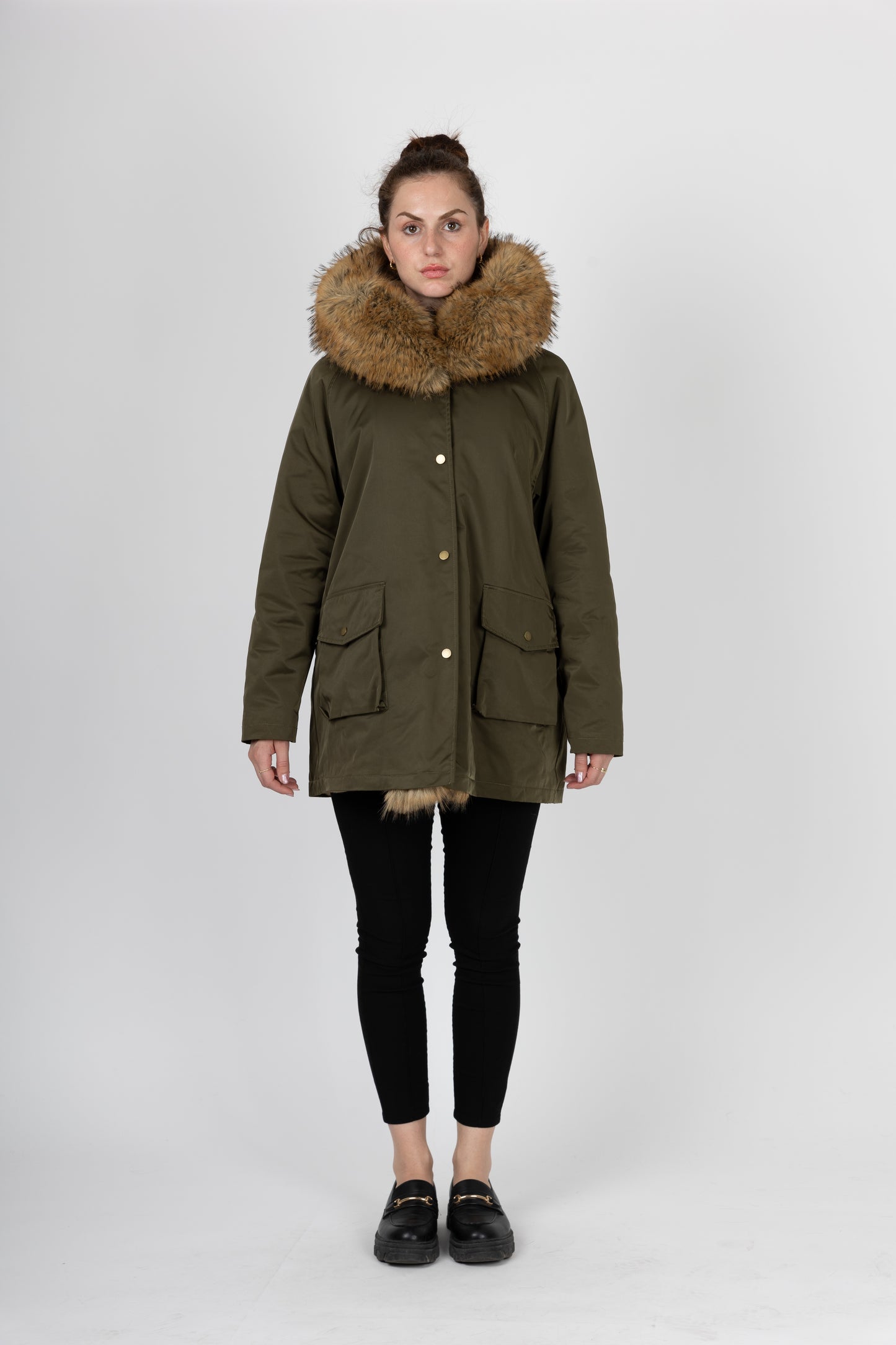 ABRIGO CON INTERIOR Y CUELLO DE PIEL SINTÉTICA