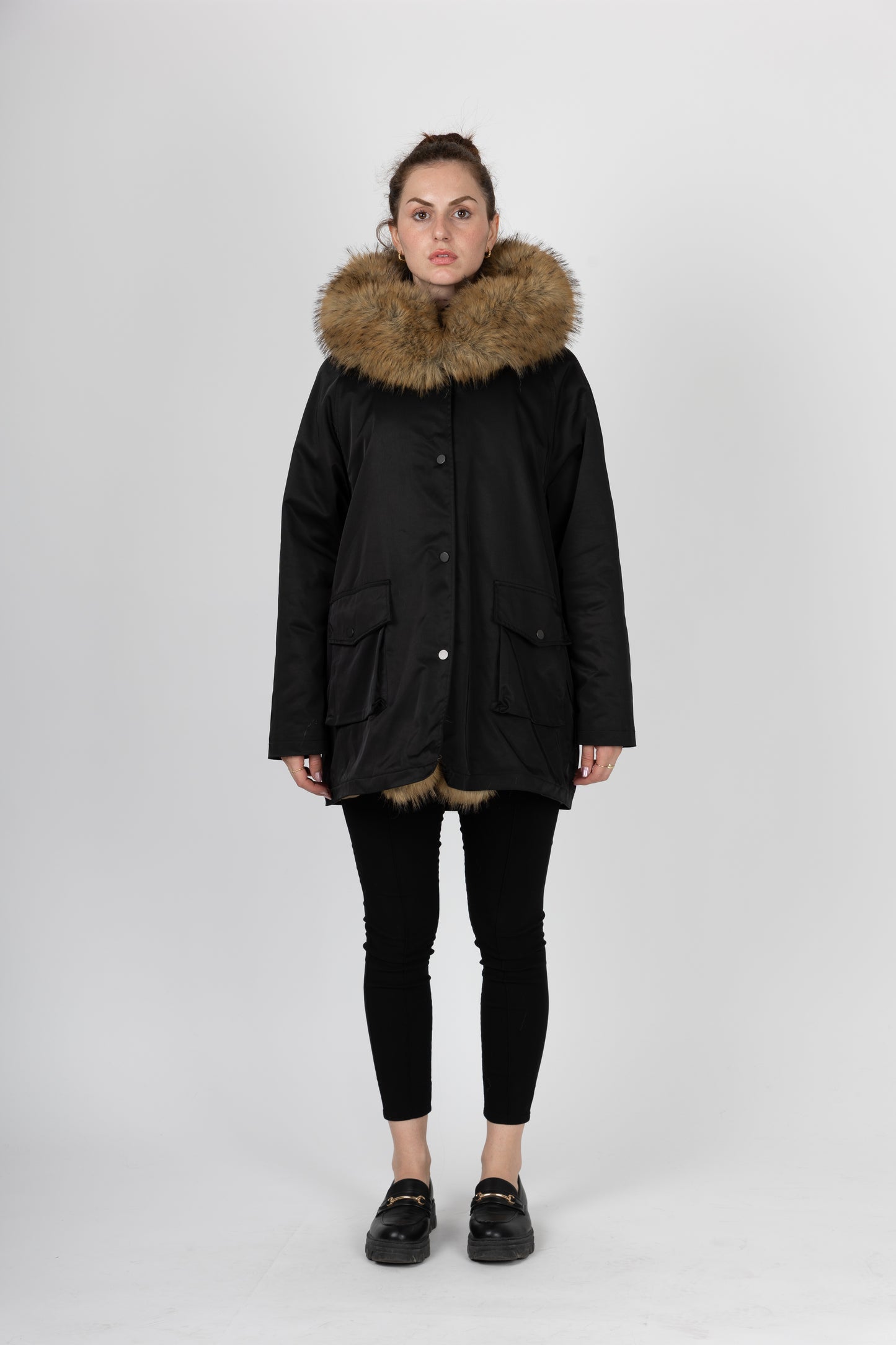 ABRIGO CON INTERIOR Y CUELLO DE PIEL SINTÉTICA