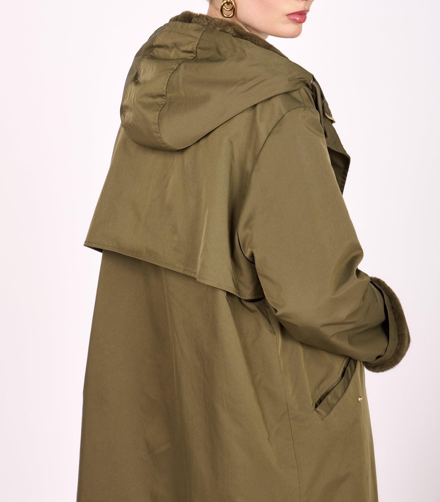 PARKA CON CAPUCHA DE PIEL SINTÉTICA